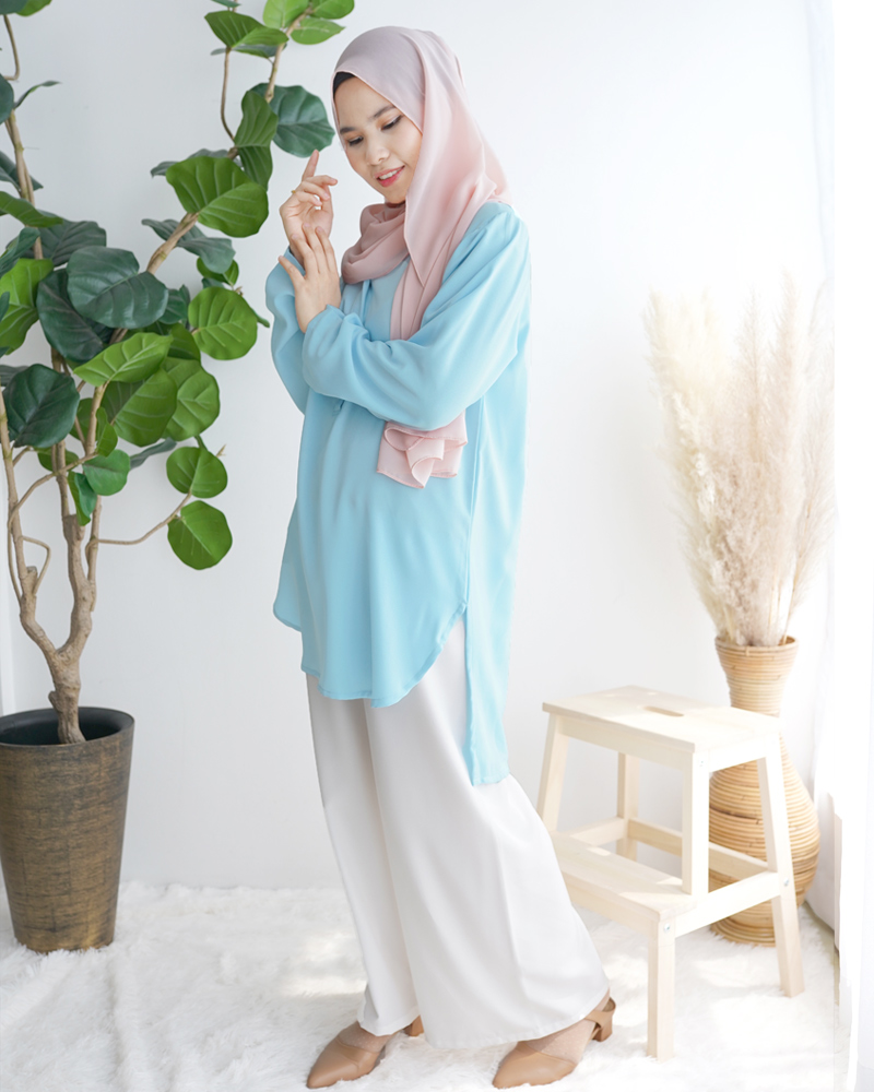 Sara Blouse in Baby Blue
