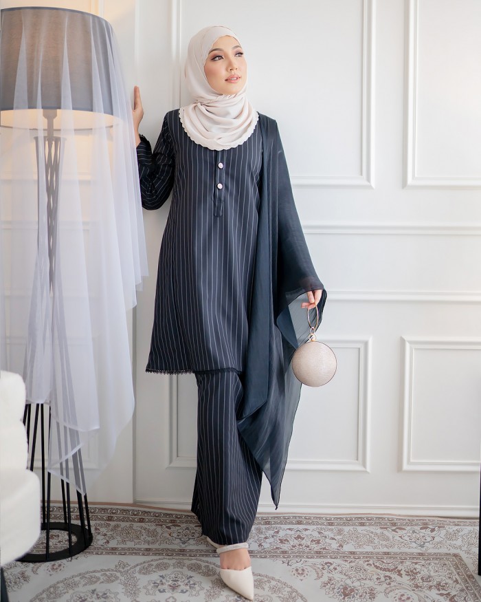 Dang Anum  in Sexy black