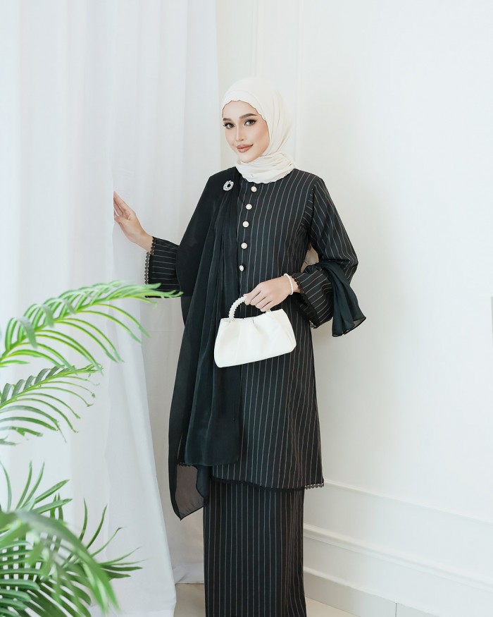 Dang Anum 2.0  in Sexy black