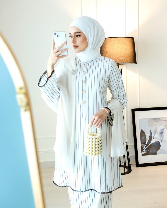 Dang Anum 2.0  in White